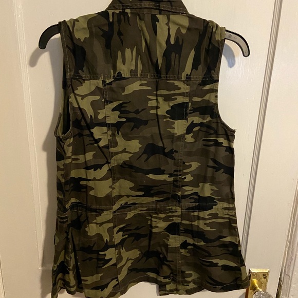 Army patterned Vest - Picture 2 of 2